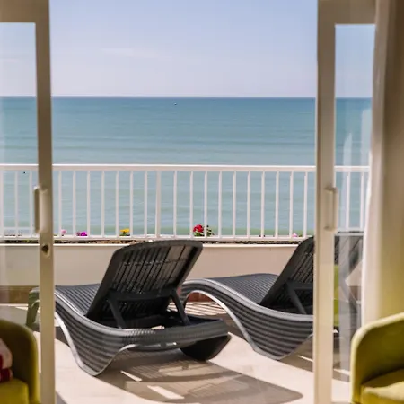 Monicca Collection Suites&resi 호텔 알부페이라